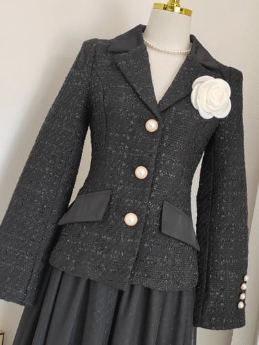 تيور اوربي ملكي مكون من جاكيت مزين بورده رائعه وال...