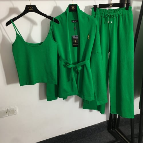 طقم مكون من جاكيت وتوب وبنطلون مزين بالبروش صوف نا...