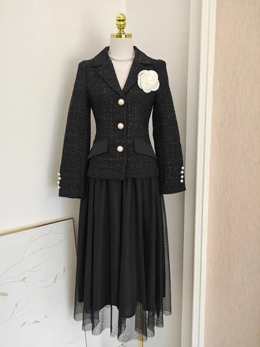 تيور اوربي ملكي مكون من جاكيت مزين بورده رائعه وال...