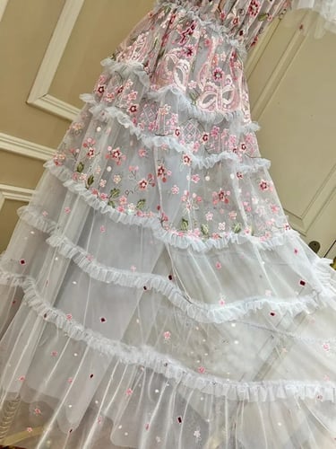 فستان اوربي مطرز بالورود البارزه