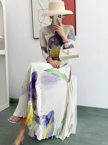 تيور فرنسي صيفي مكون من تنوره بليسيه بتشجيرات رائع...