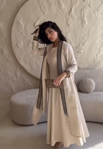 فستان شرقي انيق بتطريز يدوي