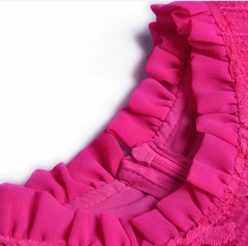 فستان فرنسي مكون من الدانتيل والتمويجات الرائعه