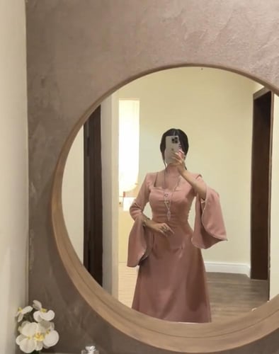 فستان فرنسي وردي مزين بالفصوص