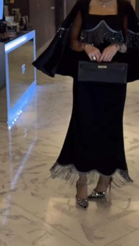 فستان فرنسي أسود مزين بالهدب الأنيق