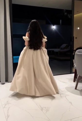 فستان بيج فرنسي مزين بالورود البارزه