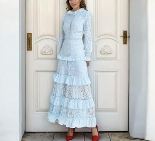 فستان دانتيل ازرق مزين بالطبق الرائعه