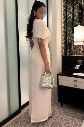 فستان اوربي ابيض مزين بالكيب الملكي