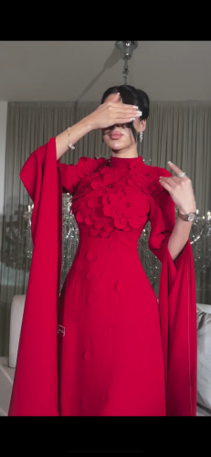 فستان احمر فرنسي مزين بورود الجوري