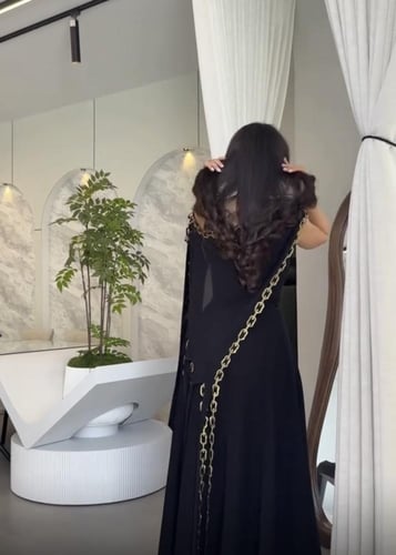 فستان اسود انيق مزين بالهدب