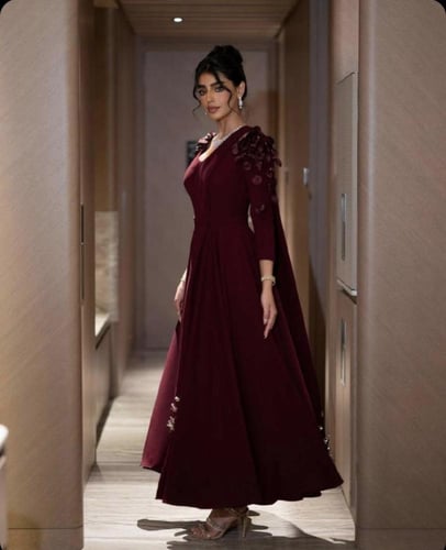 فستان عودي مزين بالوردات