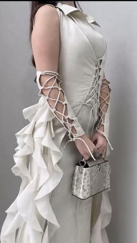 فستان سكري برباطات وأكمام