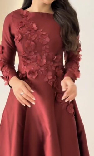 فستان فرنسي احمر مزين بوردات الجوري الأنيقه