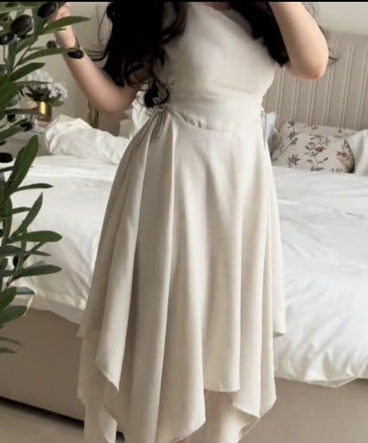 فستان فرنسي ابيض برباط جانبي من الكريستالات الانيق...