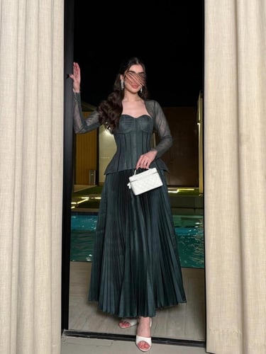 فستان زيتي مزين بالكروسيه والدانتيل الجميل