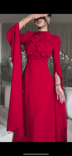 فستان احمر فرنسي مزين بورود الجوري
