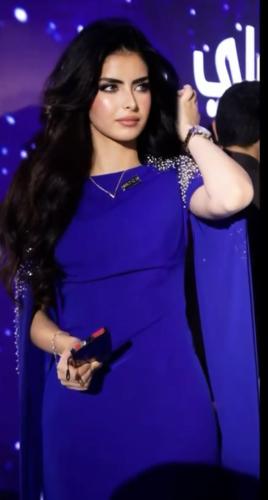 فستان أوربي نيلي مزين باللؤلؤ والفصوص