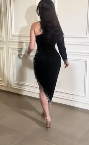 فستان اسود فرنسي مزين بالفصوص البارزه من الاطراف ا