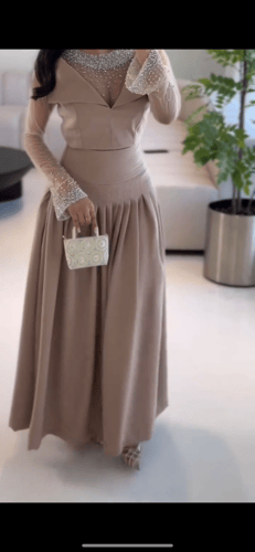 فستان مزين بالكريستالات والفصوص مع البليسيه