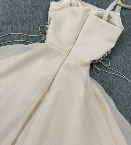 فستان فرنسي ابيض برباط جانبي من الكريستالات الانيق...