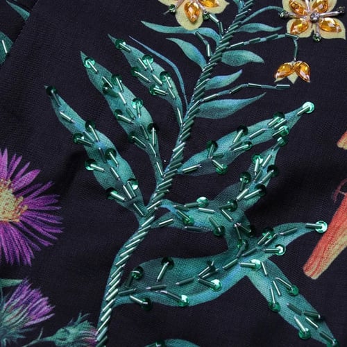 فستان أوربي بتشجيرات وشغل يدوي رائع