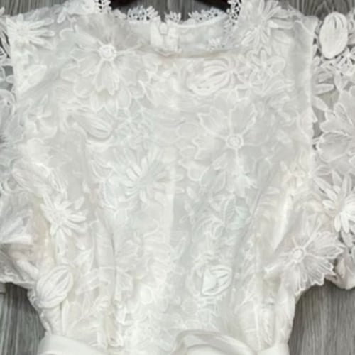 فستان ابيض صيفي مزين بالورورد البارزه