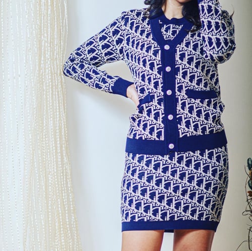 فستان اوربيي صوف ناعم نص كم مزين بعلامه ديور المكل...