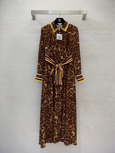 فستان CHتايقر مزين بعلامه CH الرائعه