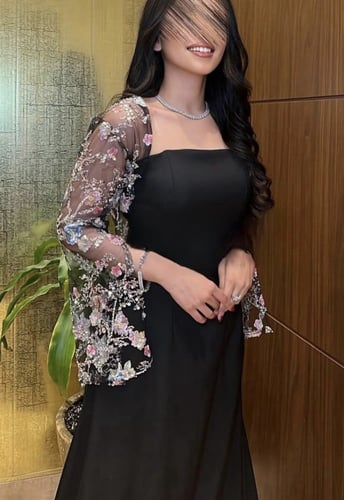 فستان فرنسي اسود مزين بتطريز يدوي رائع