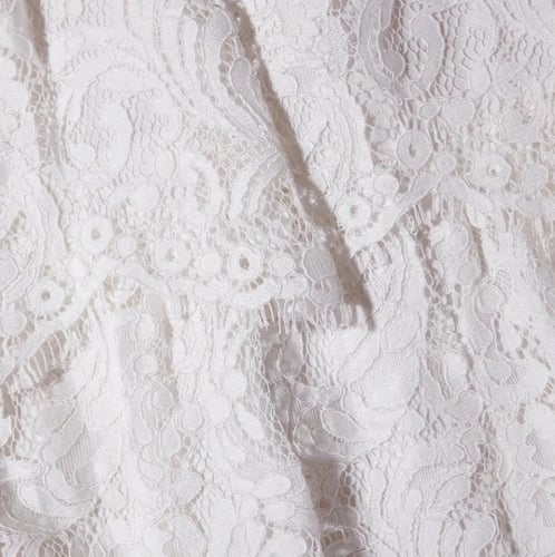 فستان صيفي ابيض دانتيل مزين بفصوص وفيونكات فخمه