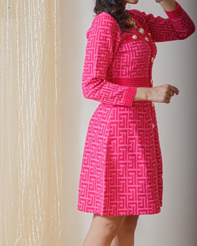 فستان اوربي مزين بأزارير ذهبي