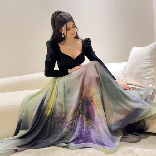 فستان فرنسي بألوان الطاووس