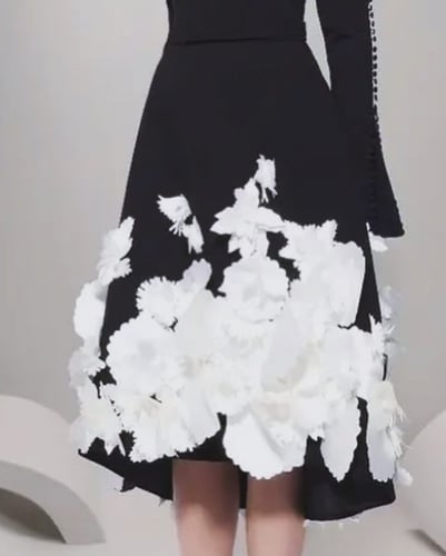 فستان اوربي اسود وابيض مزين بالورود البارده من الا...