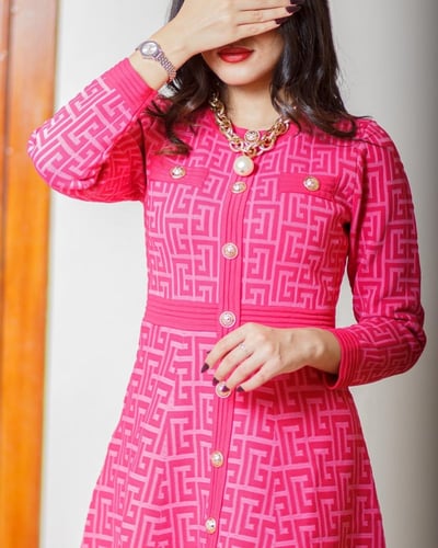 فستان اوربي مزين بأزارير ذهبي