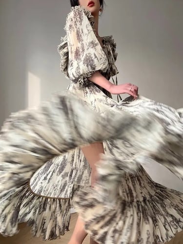 فستان فرنسي مشجر ابيض واسودمزين بقصه الصدر الفكتور...