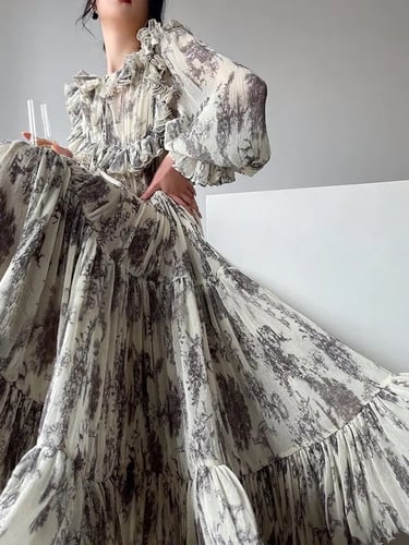 فستان فرنسي مشجر ابيض واسودمزين بقصه الصدر الفكتور...