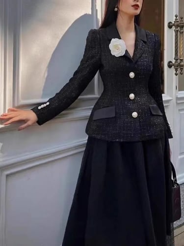 تيور اوربي ملكي مكون من جاكيت مزين بورده رائعه وال...