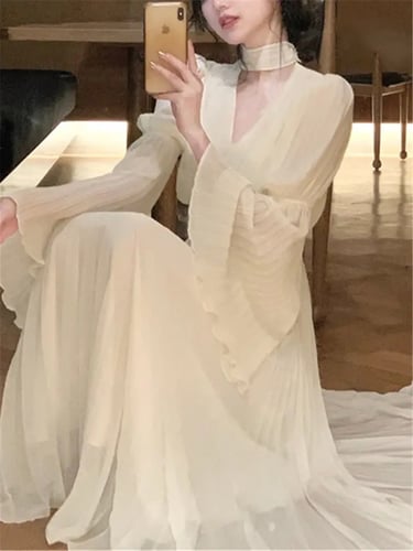 فستان ابيض بليسيه