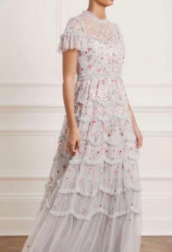 فستان اوربي مطرز بالورود البارزه