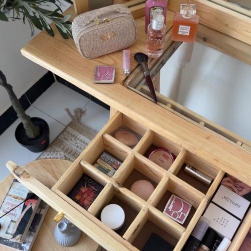 تسريحة خشب سويدي طبيعي بسطح زجاجي – تصميم أنيق مع...