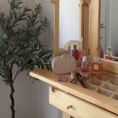 تسريحة خشب سويدي طبيعي بسطح زجاجي – تصميم أنيق مع...