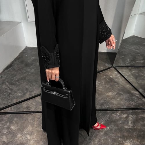 عبايه انيقه سوادها فاحم