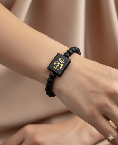 سوار خرز أسود بتصميم أنيق ولمسة رياضية مميزة
