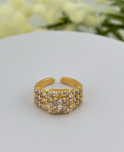 خاتم نسائي فاخر مطلي ذهبي بفصوص زركون وتصميم مربع