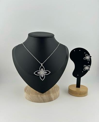 طقم زهور فخم يضيف لمسة ناعمة وأناقة لا تقاوم!