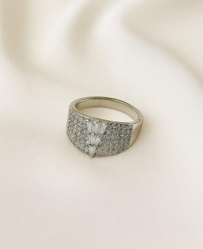 خاتم نسائي بتصميم ناعم وأحجار لامعة | سر الجاذبية