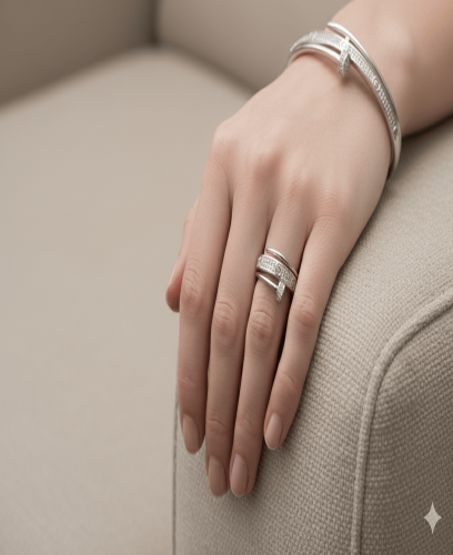 طقم فاخر بلون فضي مرصع بفصوص لامعة – تصميم Nail ال...