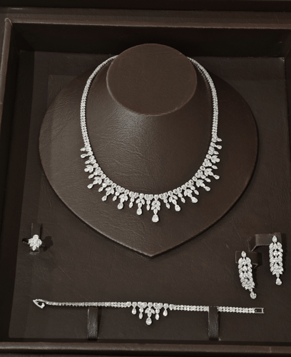 طقم مجوهرات راقية من الكريستال الأبيض