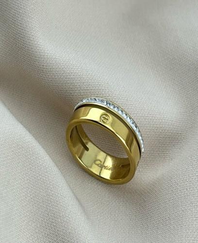خاتم Cartier ذهبي بتفاصيل فاخرة