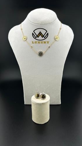 طقم نسائي ذهبي أنيق بلمسة كلاسيكية